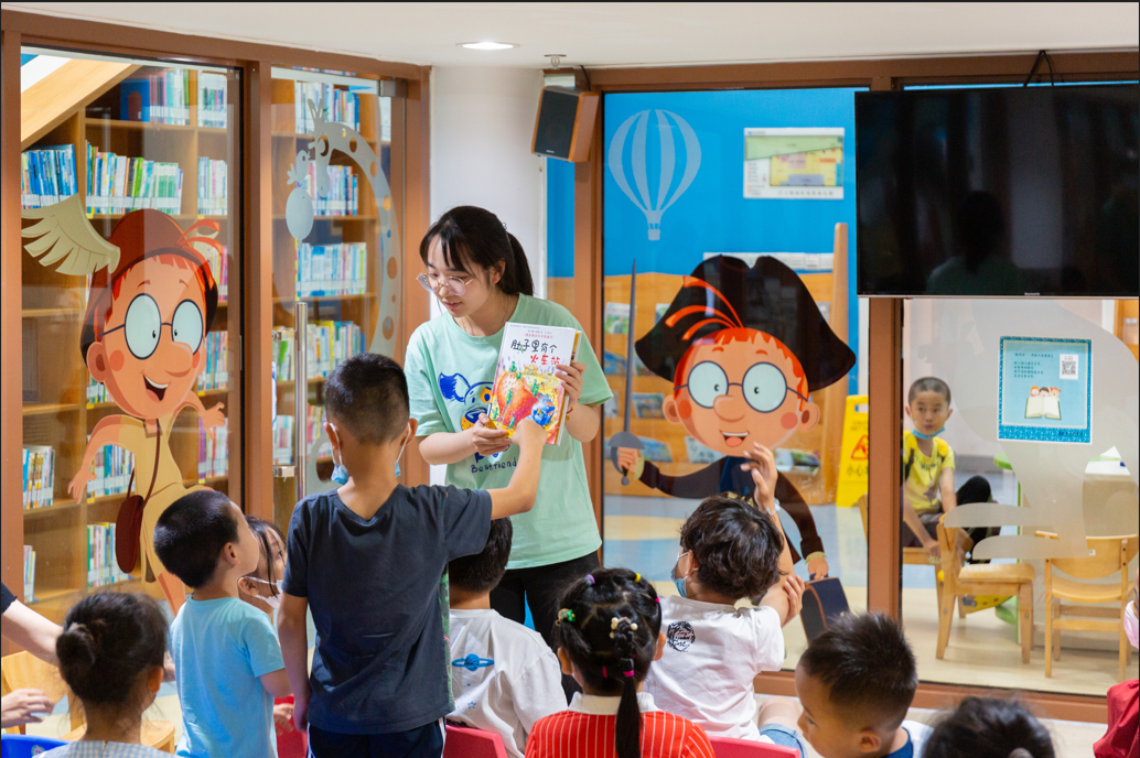 一群人在房間里  中度可信度描述已自動生成