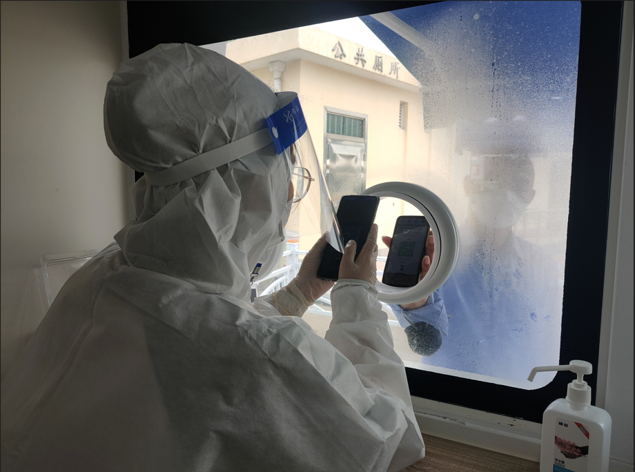 圖片包含 室內(nèi), 男人, 女人, 穿著  描述已自動生成