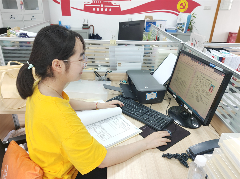 桌子上放著筆記本電腦的人  中度可信度描述已自動生成